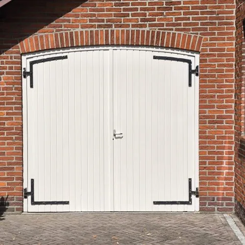 Witte dubbele openslaande schuurdeuren met zwarte gehengen
