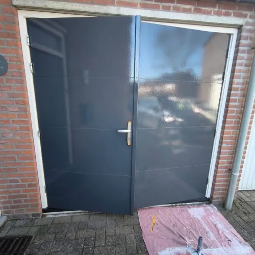 Antraciet hoogglans openslaande deuren met wit buitenkozijn
